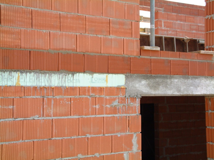 Foto eines ungedämmten Sturzträgers über der Tür in einem Wandaufbau mit wärmegedämmten Ziegeln