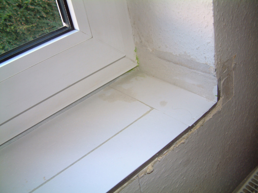 Hohlkammern der Hochlochziegel sind luftdicht verschlossen und mit einer Wärmedämmung versehen Hohlkammern der Hochlochziegel sind luftdicht verschlossen und mit einer Wärmedämmung versehen