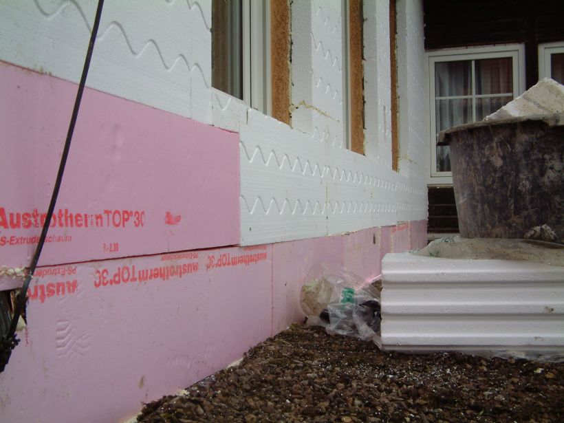 Der Dämmstoff der Perimeterdämmung wird bis mindestens 50 cm über die Oberkante Erdreich geführt.