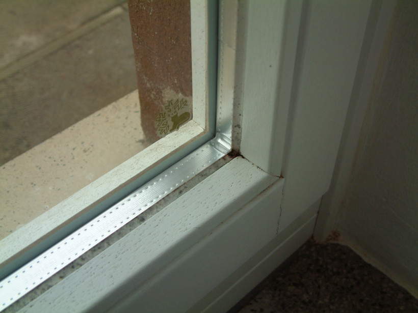 Veralteter Randverbund aus einem Aluminiumprofil Veralteter Randverbund aus einem Aluminiumprofil