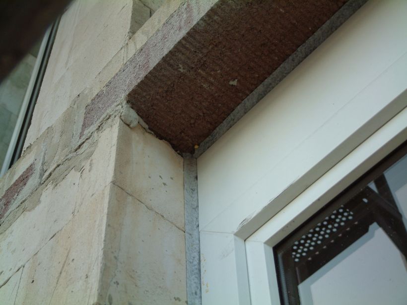 in den Eckbereich eingeklebtes diffusionsoffenes Dichtband