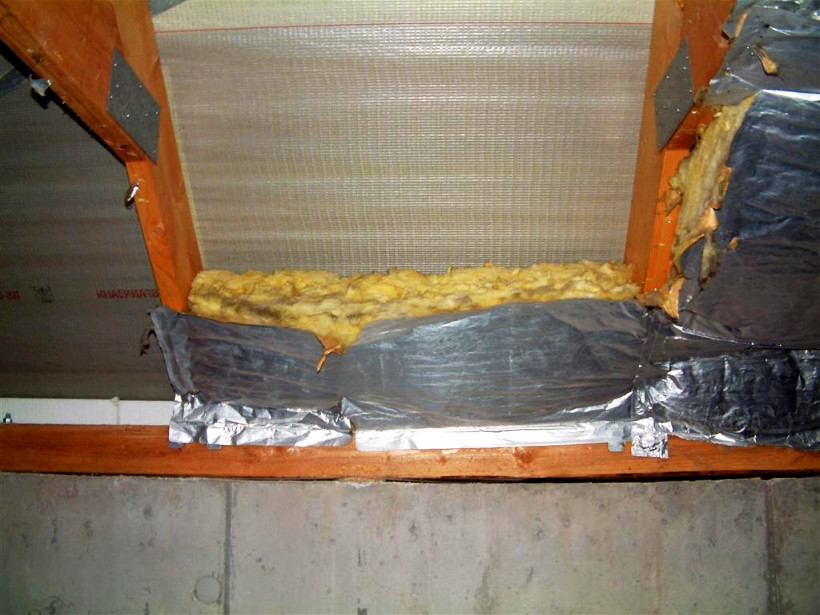 Zwischensparrendämmung mit Leckagen durch ungeeignete alu-kaschierte Mineralwolle Zwischensparrendämmung mit Leckagen durch ungeeignete alu-kaschierte Mineralwolle