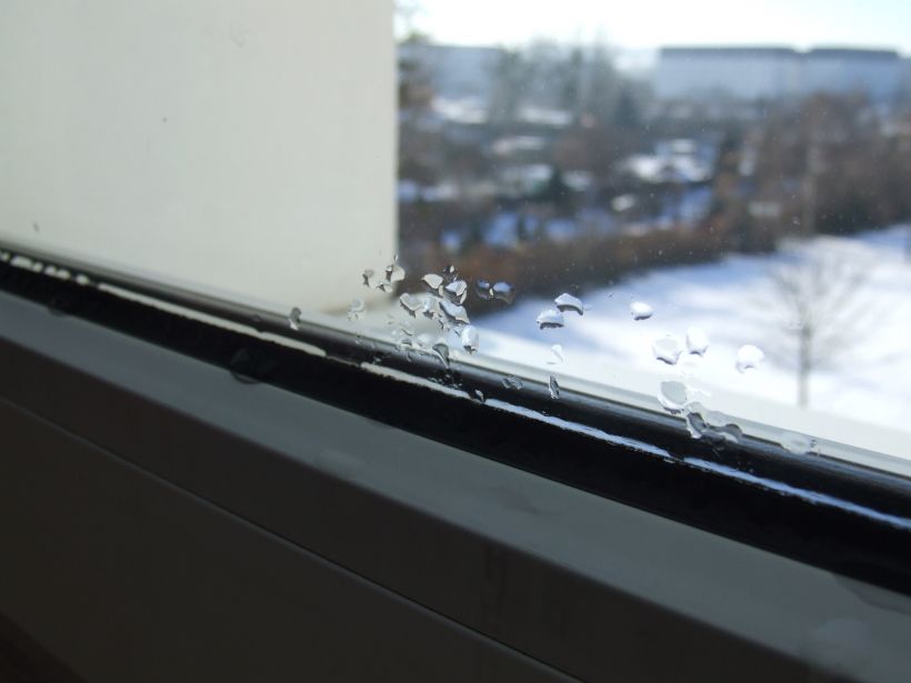 Tauwasser bildet sich oft im unteren Teil eines Fensters in Höhe der Abstandsleiste