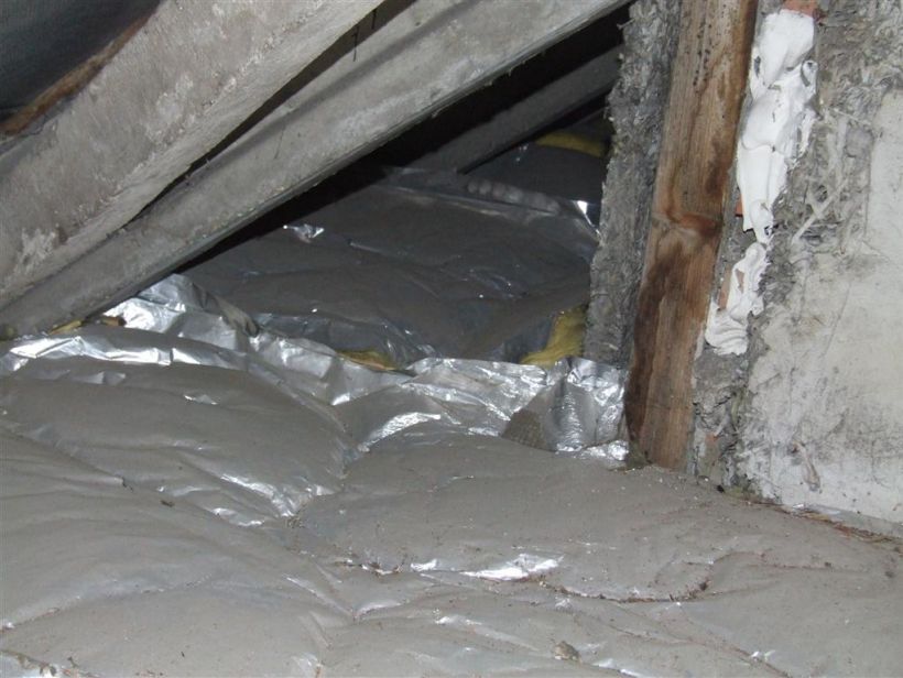 Eine Kaschierung mit Aluminiumfolie ist auf der Oberseite der Deckendämmung fehl am Platze