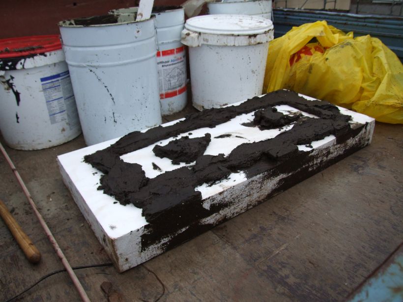 Bitumenhaltige Klebemasse für Perimeterdämmungen auf Vertikalsperrung