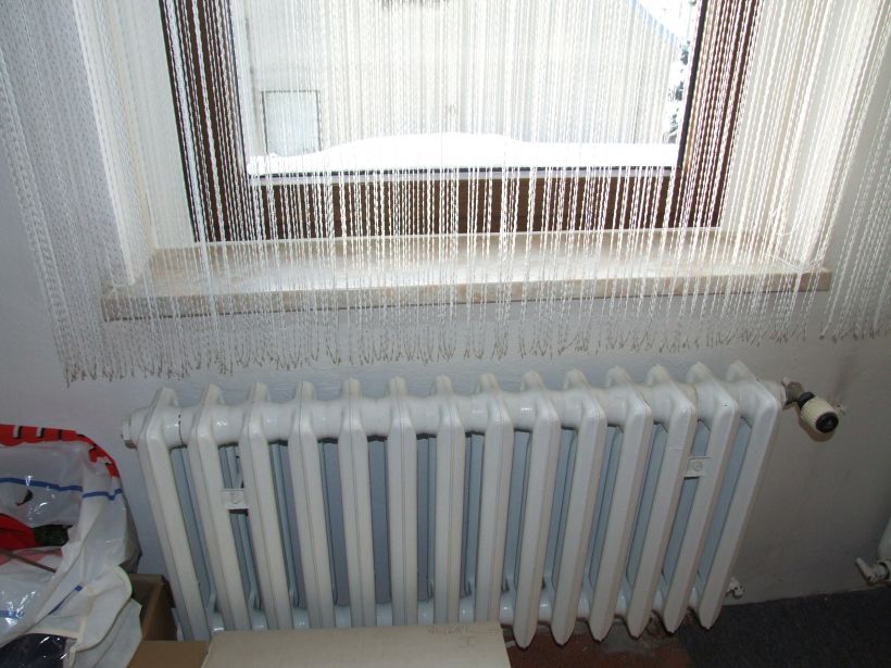 Schwerer Rippenheizkörper (Gussradiator) mit Thermostatventil