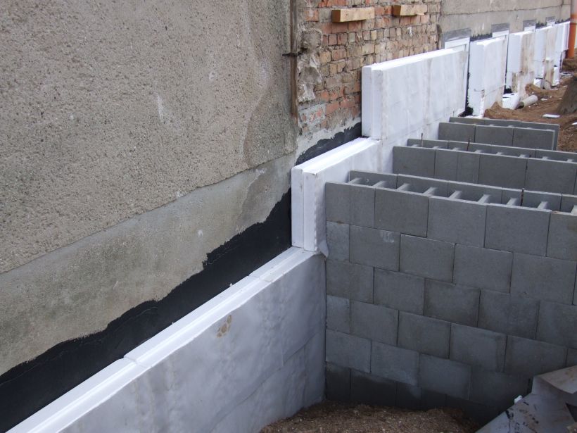 Nachträgliche Perimeterdämmung und separat gestellter Unterbau für Treppenanlage