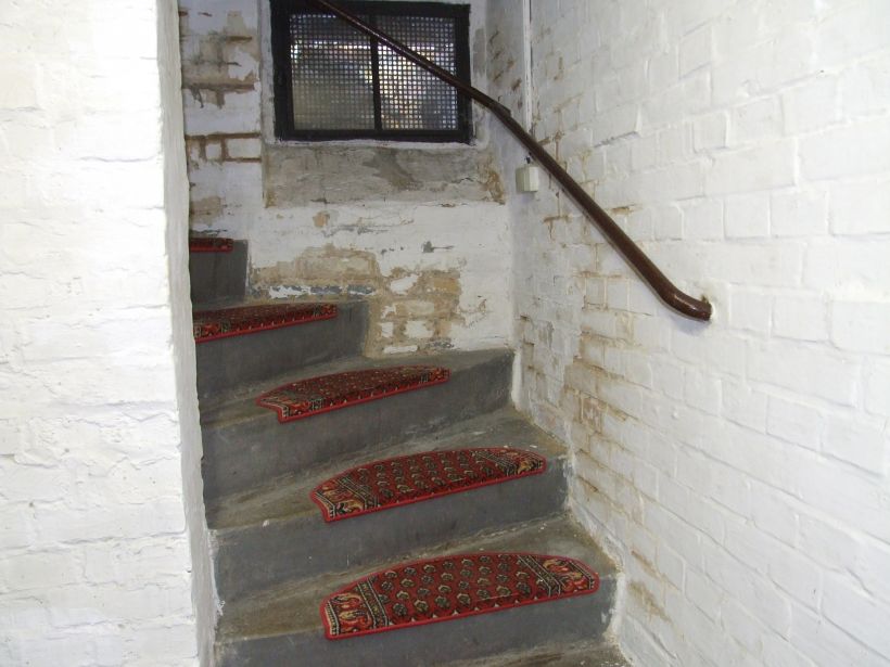 Schadensbild durch Mängel in der vertikalen und horizontalen Sperrschicht