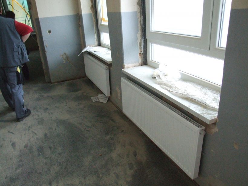 Frisch montierte Heizkörper mit großer Ansichtsfläche in einem Schulraum