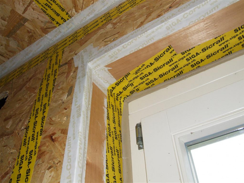 Alle Leckagemöglichkeiten (Dachgeschoss) werden durch luftdichtes Abkleben unterbunden. Alle Leckagemöglichkeiten (Dachgeschoss) werden durch luftdichtes Abkleben unterbunden.