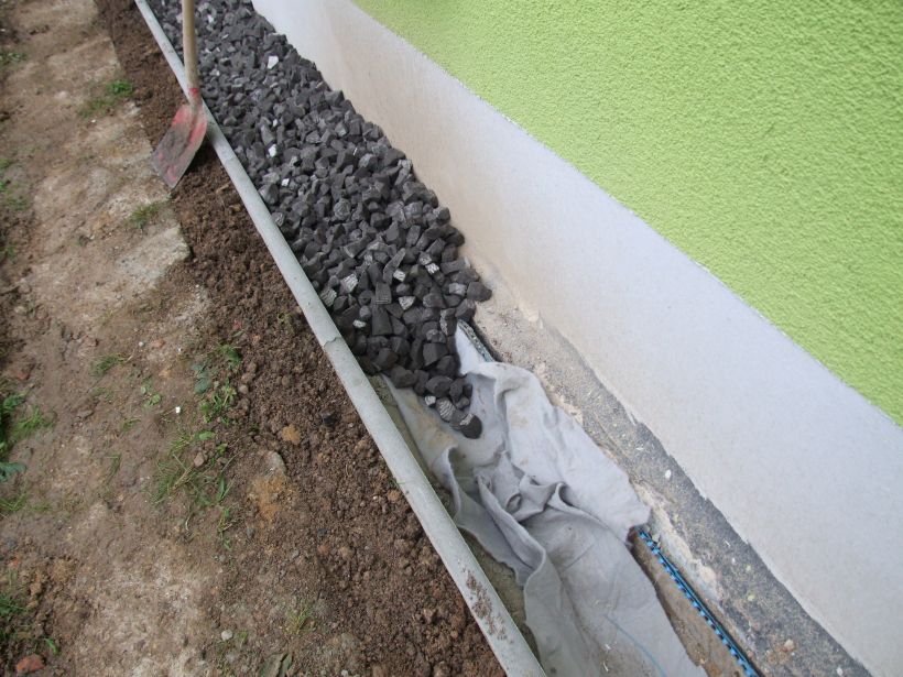 Schüttfähige Perimeterdämmung aus Schaumglasschotter mit Spritzschutzfunktion