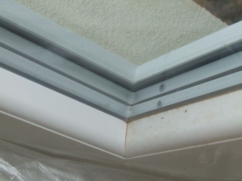 Fenster mit Drei-Scheibenverglasung in der Bauphase