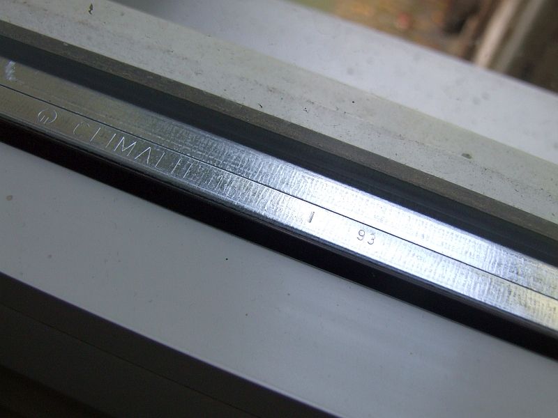 Gravur in der Abstandsleiste einer zwei-Scheiben-Verglasung: Climalit 1,6 / 93