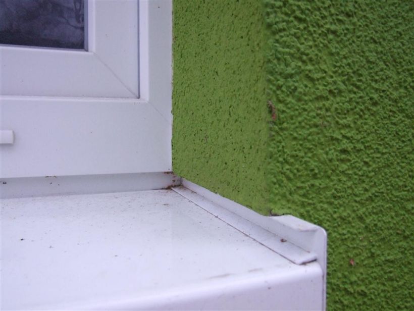 Sohlbank aus einem Aluminiumprofil mit gleitenden Endstücken (Bauphase)