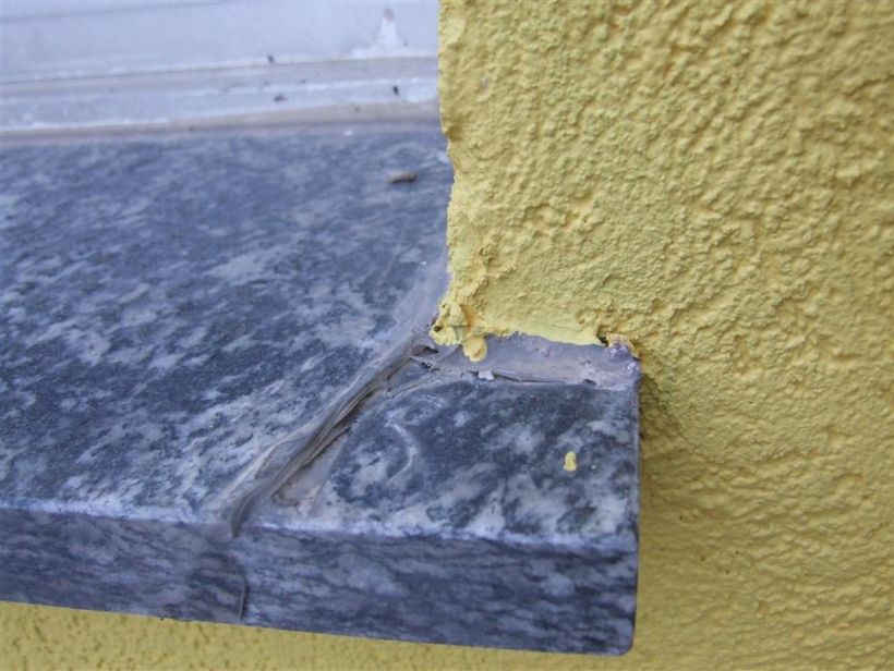 Fehlende Nut zur Wasserableitung muss durch wartungsintensive Silikonraupe ersetzt werden