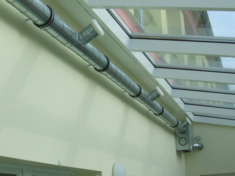 Nachträglicher Einbau einer Entlüftungsanlage mit Absaugventilen kurz unter der Verglasung