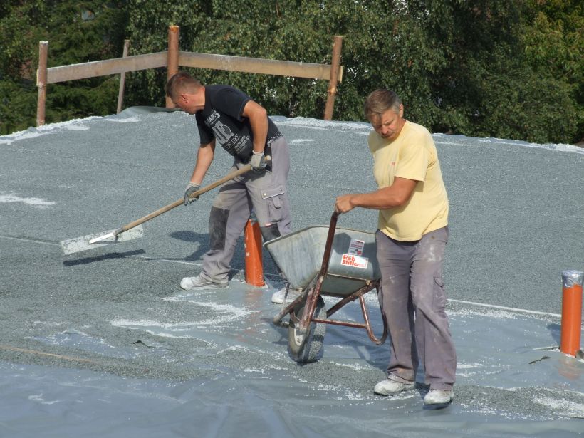 Nivelierung einer kapillarbrechenden Schicht unter den Dämmelementen