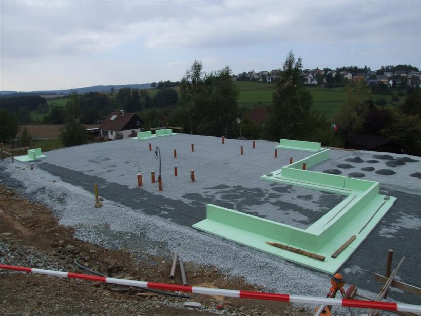 Die Wärmedämmung der Bodenplatte für ein Wohnhaus wird errichtet