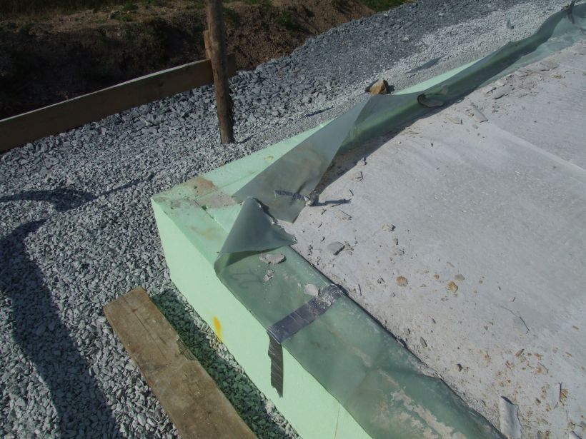 Schalungsrand einer fertig gedämmten Bodenplatte