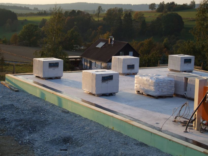 Vorbereitung des Aufbaus einer zweischaligen Wandkonstruktion mit Kalk-Sand-Stein und WDVS