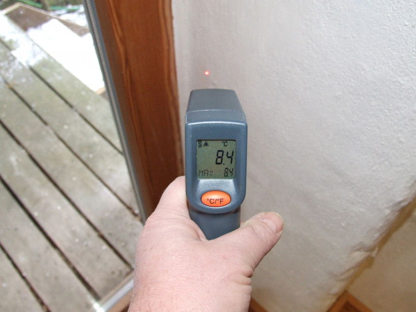 Mit einem Infrarotthermometer die Oberflächentemperatur kritischer Wandoberflächen messen