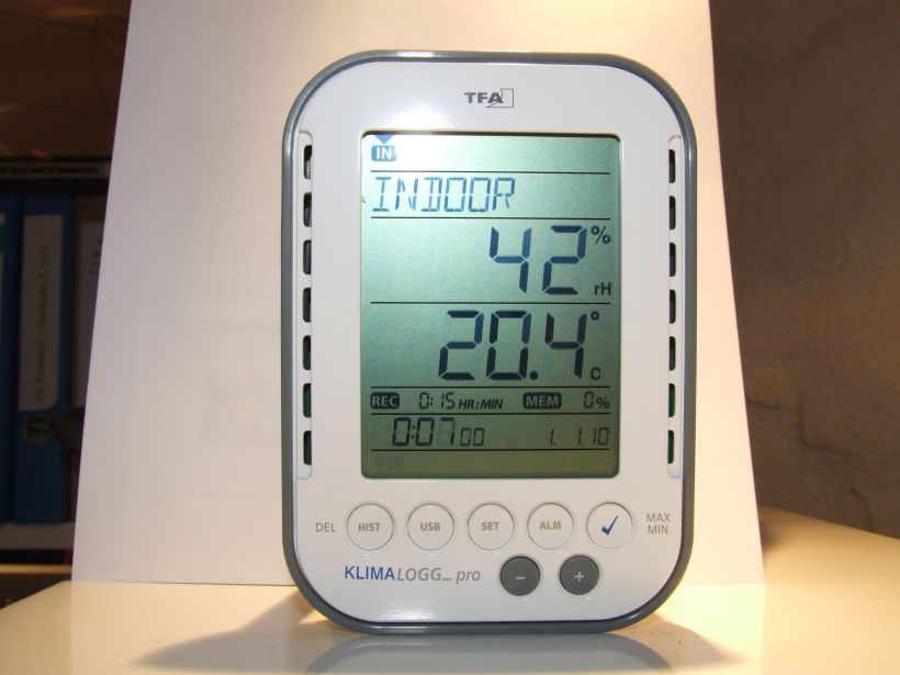 Ein Thermo-Hygrometer zeigt die relative Luftfeuchtigkeit in % und die im Raum herrschende Temperatur Ein Thermo-Hygrometer zeigt die relative Luftfeuchtigkeit in % und die im Raum herrschende Temperatur