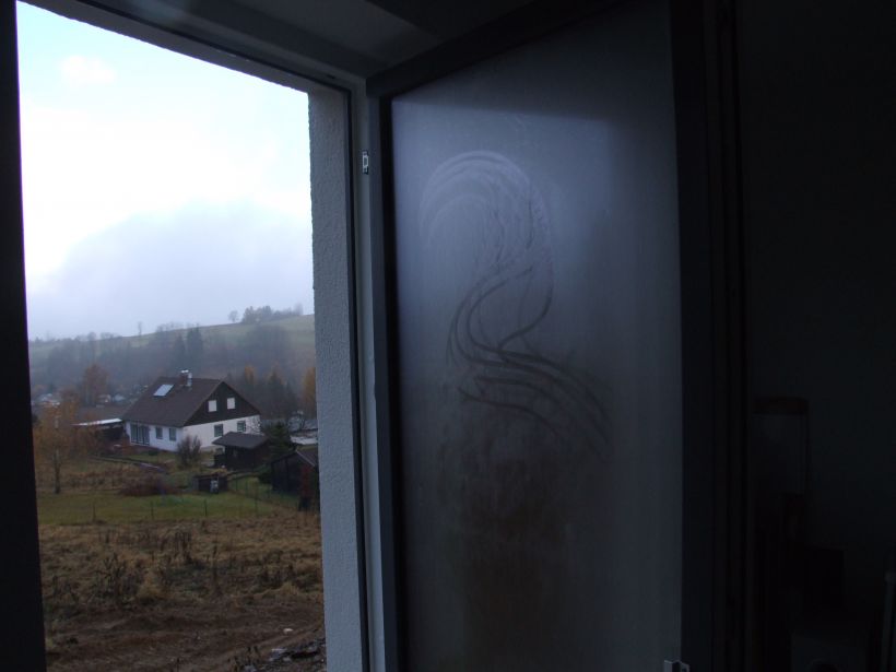 Das geöffnete Fenster beschlägt von außen, Qualitätsmerkmal oder Hinweis auf zu hohe Raumluftfeuchte