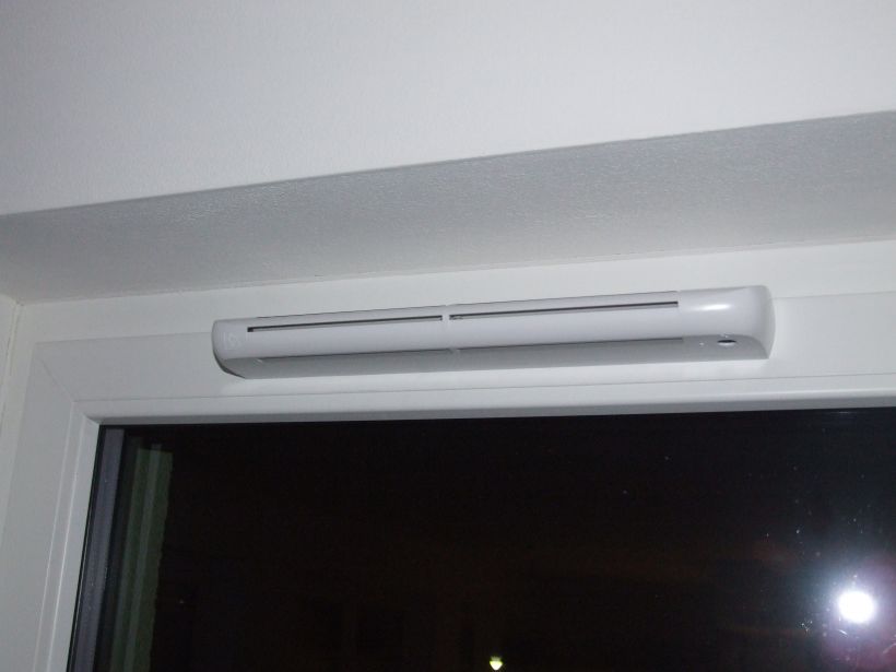 Feuchtegeregeltes Zuluftventil im Fensterrahmen in einer Lüftungsanlage ohne Wärmerückgewinnung