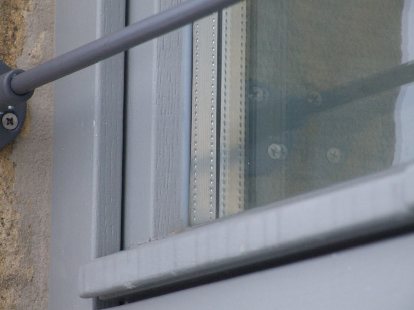 Holzfenster mit Dreifach-Wärmeschutzverglasung ohne warme Kante