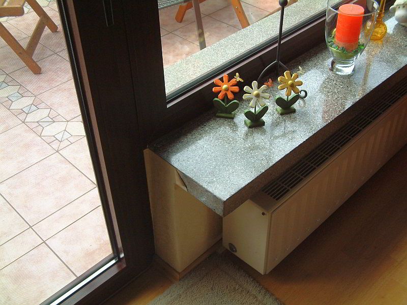 Bis nach außen reichende, durchgeschobene Fensterbank (Naturstein) stellt erhebliche Wärmebrücke dar