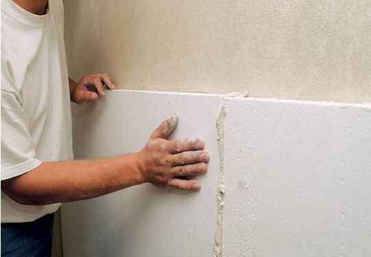 Ankleben von Kalzium-Silikat-Platten mit speziellem Kleber, Abb.: Ecoba