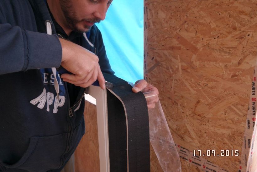 Das Quellband wird an der Ecke abgeschnitten und auf der nächsten Länge neu angesetzt.