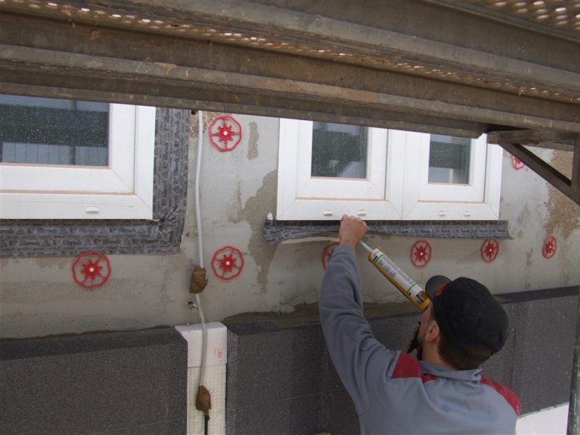 Abdichtung mit einem diffusionsoffenen Dichtband von außen durch Kleben mittels mittels Nahtpaste