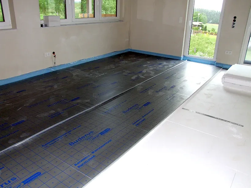 Verlegung von Dämmmaterial auf dem Rohfußboden plus Verlegematte für Fußbodenheizung Verlegung von Dämmmaterial auf dem Rohfußboden plus Verlegematte für Fußbodenheizung