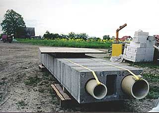 Zum Einbau vorgesehener zweizügiger Fertigteilschornstein