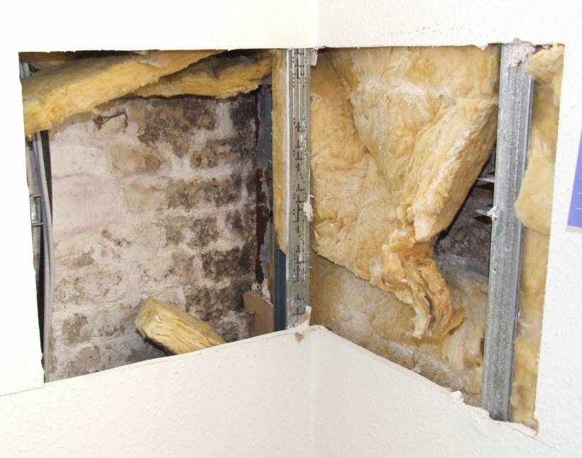 Wegen Geruchsbelästigung geöffnete Innendämmung, die hinterströmt werden konnte
