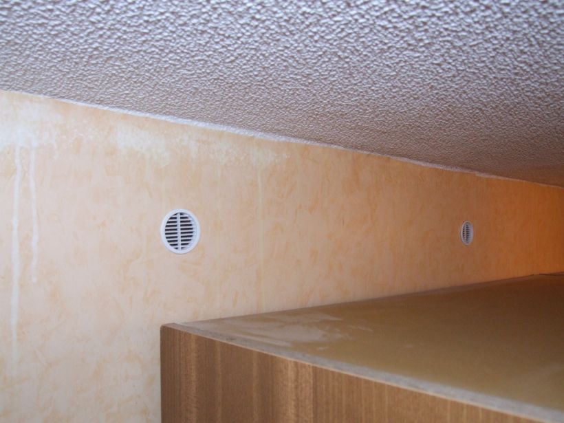 Zwangsbelüftung: Einströmöffnung oben über dem Schrank (21°C)