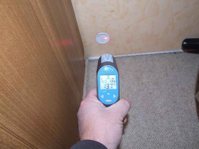 Zwangsbelüftung: Ausströmöffnung kurz über dem Fußboden (13,7°C)