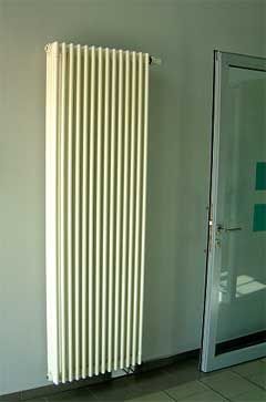 Hoher Röhrenradiator, Designheizkörper mit Thermostatventil