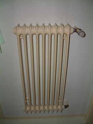 90 cm hoher Stahlblechradiator mit Thermostatventil