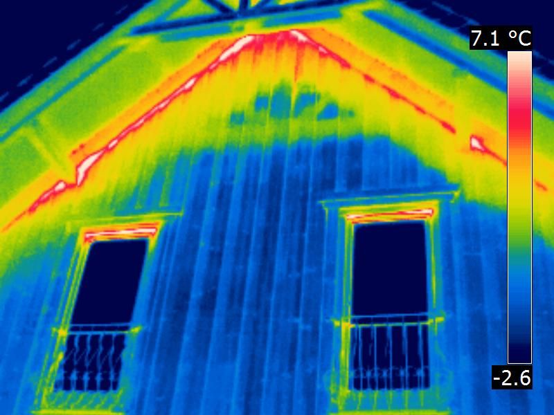 Thermogramm der Wärmeverluste einer Wärmedämmung mit hinterlüfteter Fassade