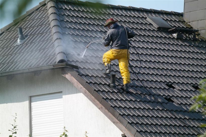 Hochdruckreinigen von Betondachsteinen