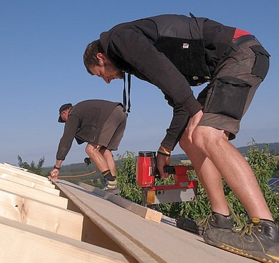 Verlegen eines Unterdaches aus Holzfaserdämmplatten