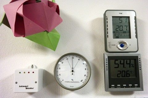 Verschiedene Hygrometer in meinem Büro, rechts auch mit Temperaturanzeige