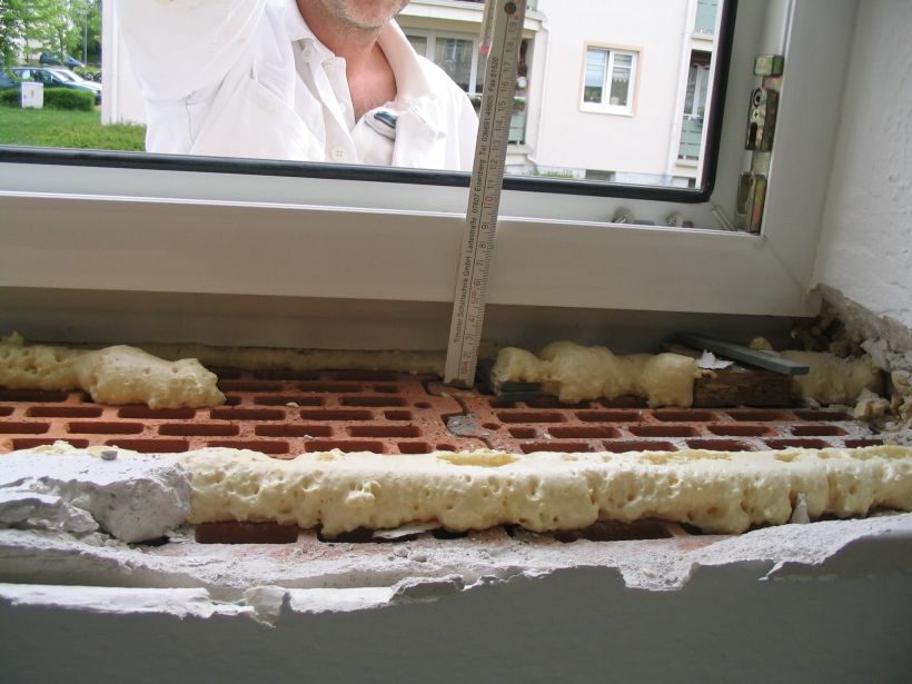 Innere Fensterbank entfernt nach Schimmelbefall auf Silikonfugen