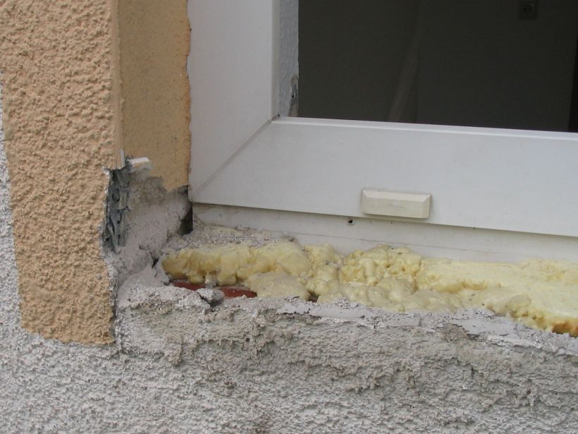 Die Herausnahme der äußeren Fensterbank brachte es ans Licht: Keine Luftdichtheit