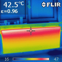 Wärmebild eines mild temperierten Heizkörpers  Wärmebild eines mild temperierten Heizkörpers