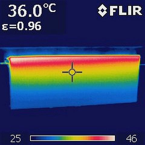 mild temperierter, lang gestreckter Heizkörper