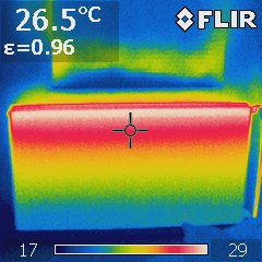 Mild temperierter, breiter Heizkörper unter dem Fenster, Vorlauftemperatur ca. 30°C