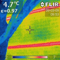 Thermogramm der Giebelseite eines Neubaus mit der Wärmebrücke Geschossdecke Thermogramm der Giebelseite eines Neubaus mit der Wärmebrücke Geschossdecke